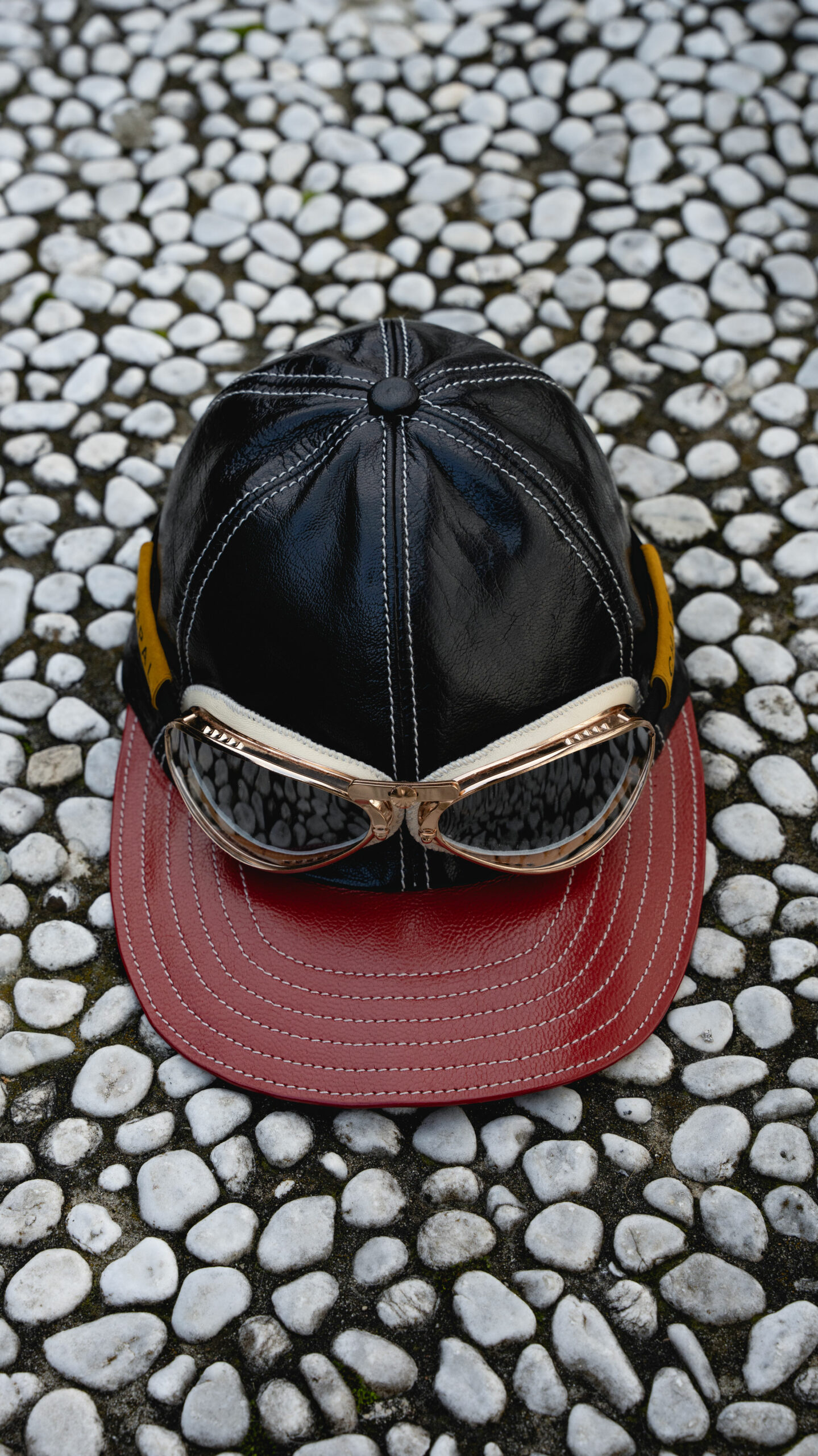 Chapalac Cap - Lacquered leather - Red and black colors